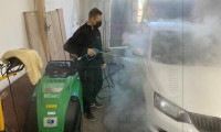 Czyścimy i dezynfekujemy auta gorącą parą, która w 135 stopniach zabija wszelkie bakterie, wirusy...